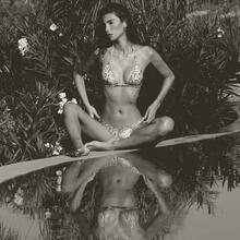  Nude