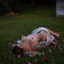  Nude