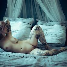  Nude