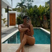  Nude