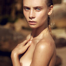  Nude