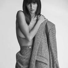  Nude