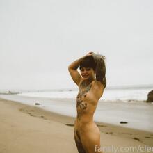  Nude
