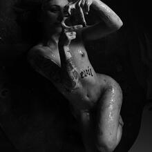  Nude