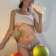  Nude