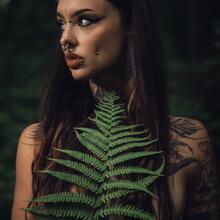  Nude