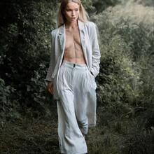  Nude