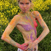  Nude