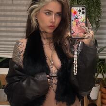  Nude