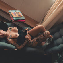  Nude