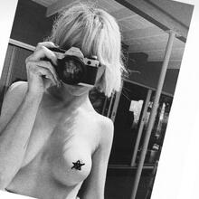  Nude