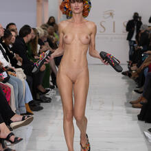  Nude