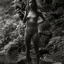  Nude