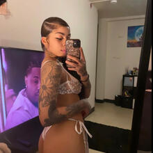  Nude