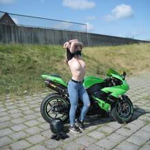  Nude