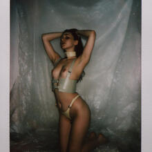  Nude