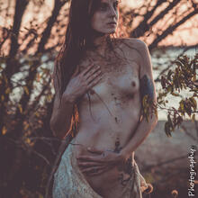  Nude