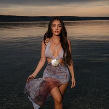  Nude