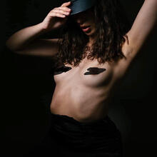  Nude