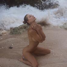  Nude