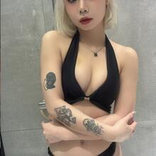  Nude