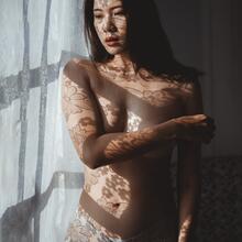  Nude