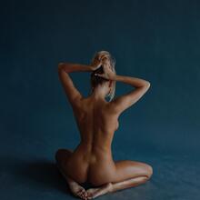  Nude