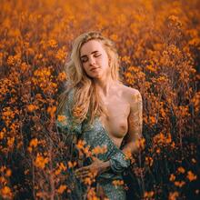  Nude