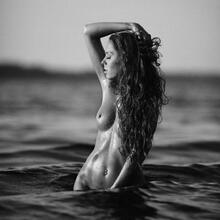  Nude