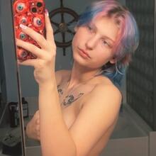  Nude