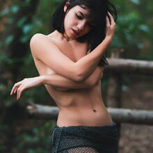  Nude