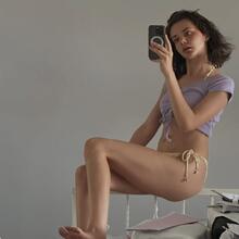  Nude