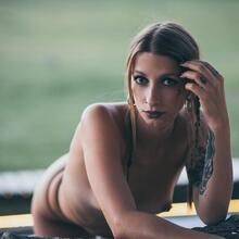  Nude