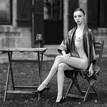  Nude