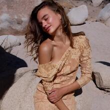  Nude