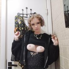  Nude