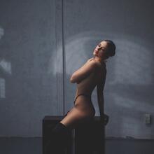  Nude