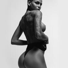  Nude