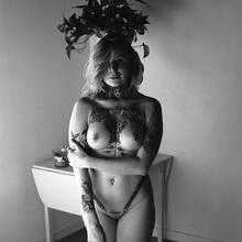  Nude