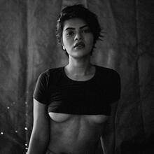  Nude