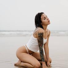  Nude