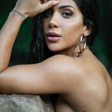  Nude