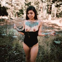 Nude