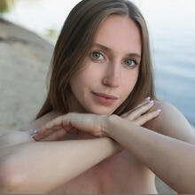  Nude