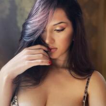  Nude
