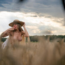  Nude