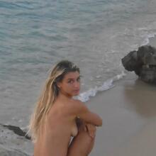  Nude
