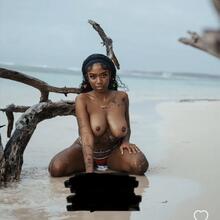  Nude