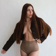  Nude