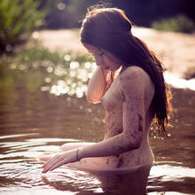  Nude